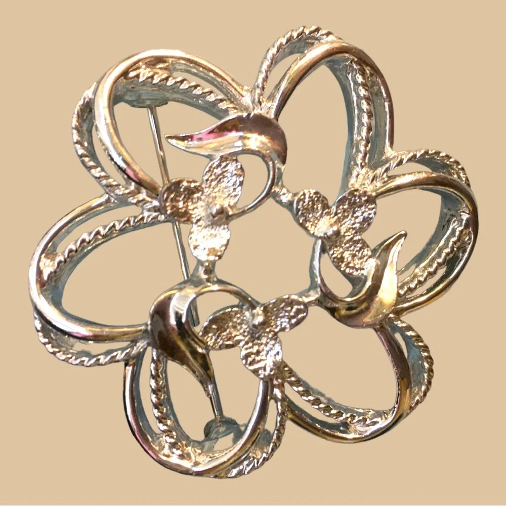 Vintage Flower Pin - Picture 1 of 3
